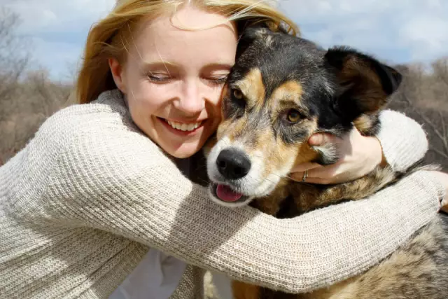 Kann ein Hund eine Darminfektion auf einen Menschen übertragen?