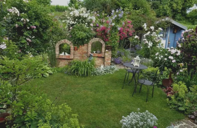 Wie man einen kleinen Garten auf einem kleinen Deck für Hunde baut