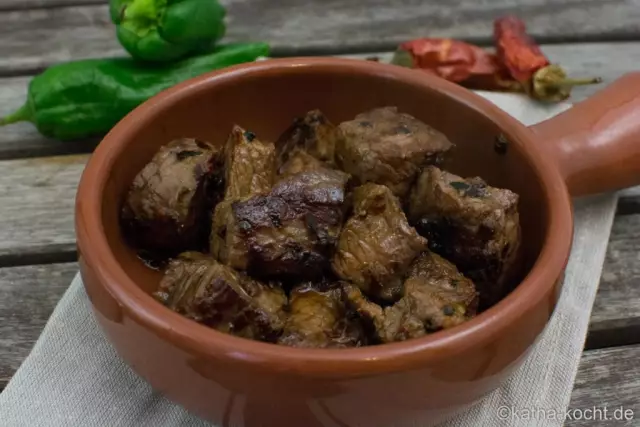 Wie man Hühnchen & Rindfleisch für einen Welpen kocht